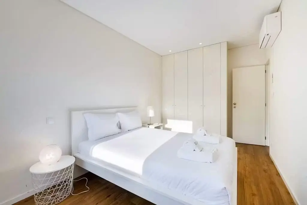 Schlafzimmer; tageslicht, holzboden