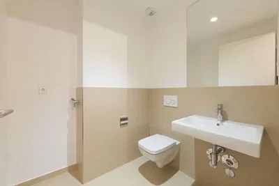 Toilettes; carrelage, lumière naturelle, rénové