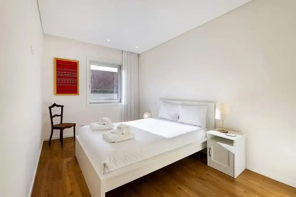 Schlafzimmer; holzboden, tageslicht