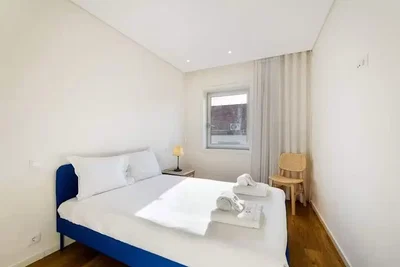 Schlafzimmer; holzboden, tageslicht