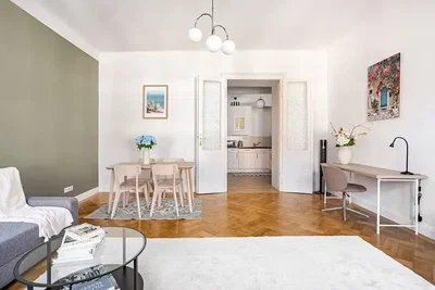 Wohnzimmer; tageslicht, moderner stil, holzboden