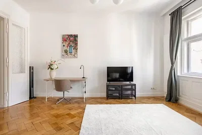 Schlafzimmer; holzboden, tageslicht