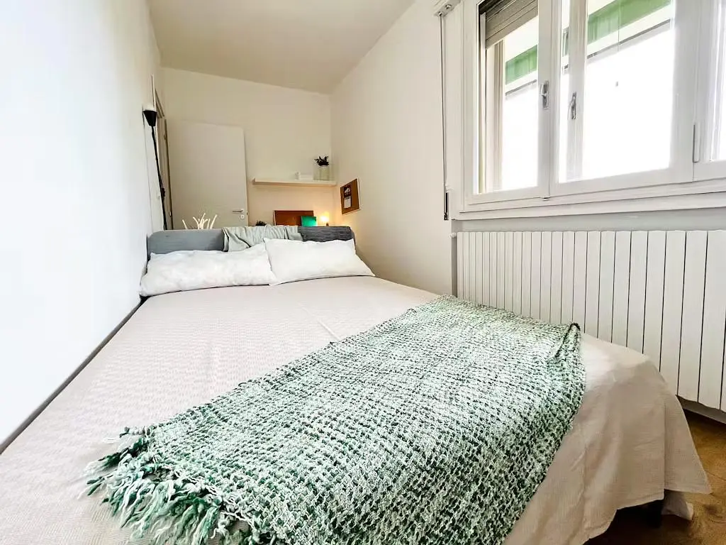 Chambre; lumière naturelle, parquet