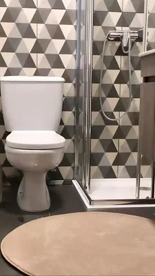 مرحاض; أرضية من البلاط