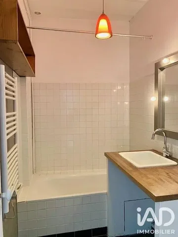 Baño; suelo de baldosas, vigas de madera, renovado, luz natural