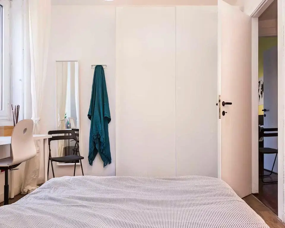 Schlafzimmer; tageslicht, holzboden