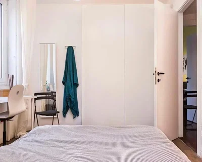 Schlafzimmer; tageslicht, holzboden