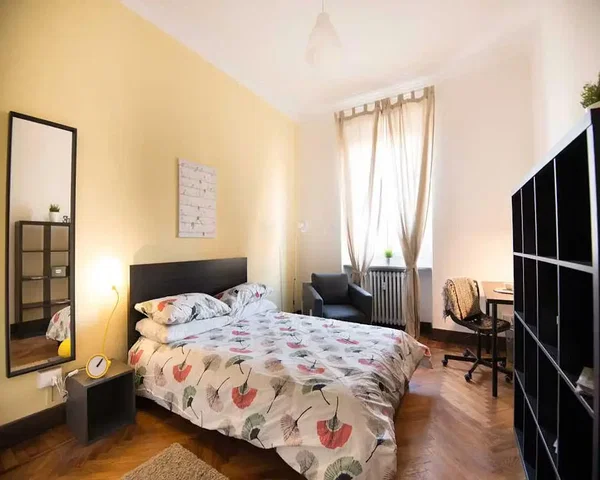 Quarto; chão de madeira, luz natural