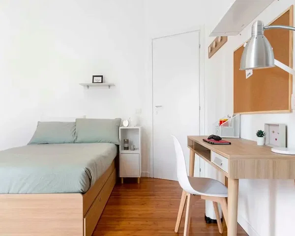 Camera da letto; pavimento in legno, luce naturale