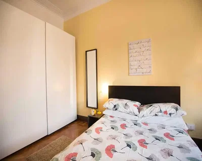 Quarto; chão de madeira, luz natural