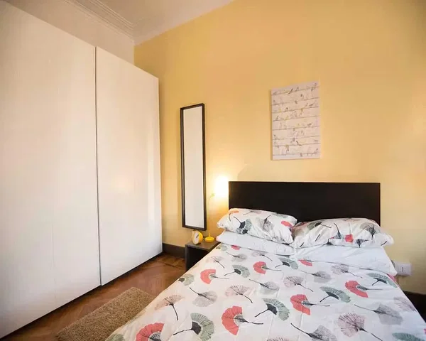 Quarto; chão de madeira, luz natural