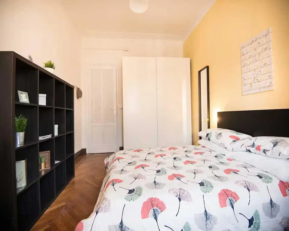 Quarto; chão de madeira, luz natural