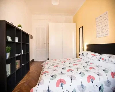 Quarto; chão de madeira, luz natural