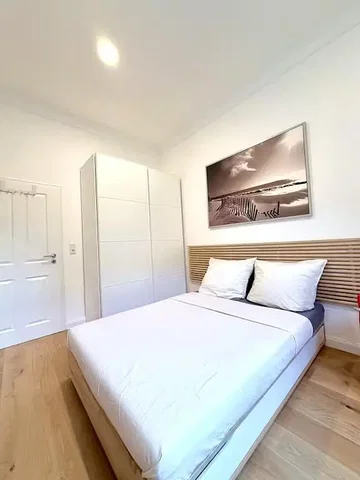 Schlafzimmer; holzboden, tageslicht