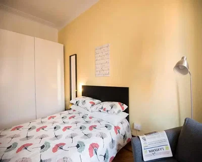 Quarto; luz natural, chão de madeira