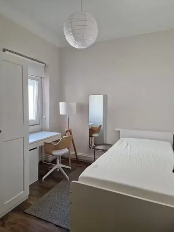 Spavaća soba; prirodno svjetlo, drveni pod