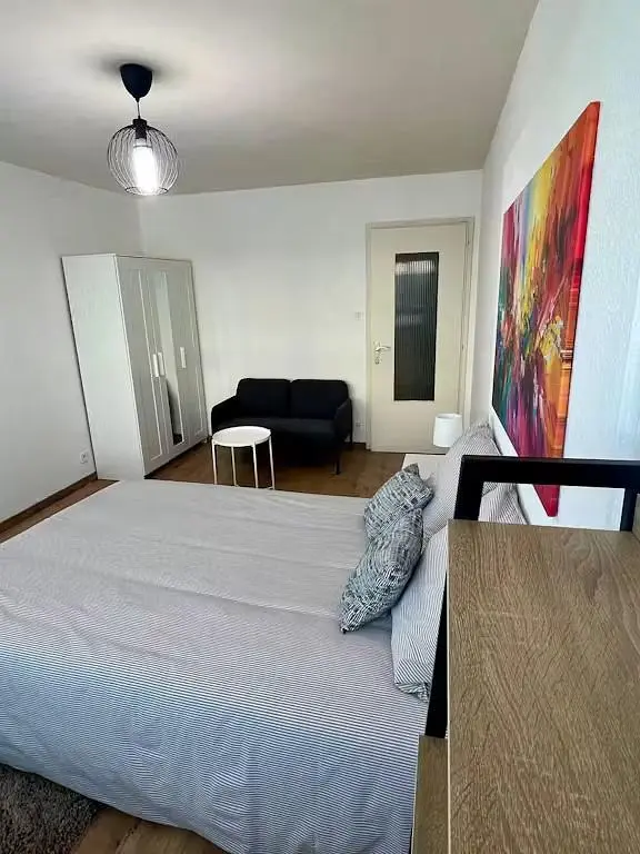 Chambre; lumière naturelle, parquet