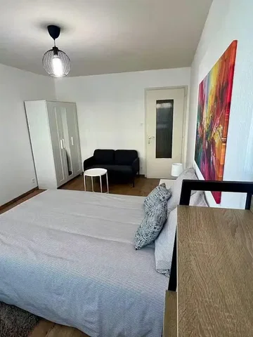 Chambre; lumière naturelle, parquet