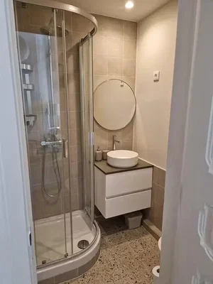 Badezimmer; fliesenboden, renoviert, tageslicht