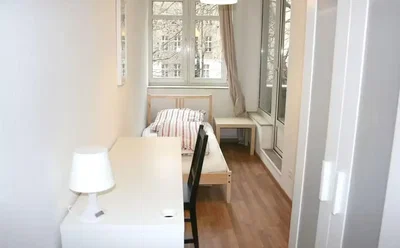 Spavaća soba; drveni pod, prirodno svjetlo