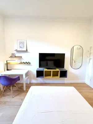 Schlafzimmer; holzboden, tageslicht