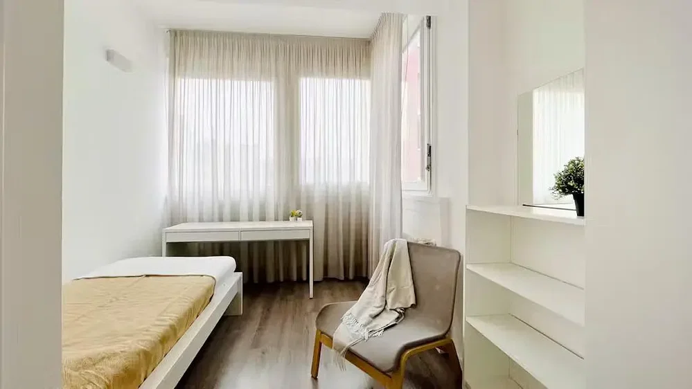 Schlafzimmer; tageslicht, holzboden