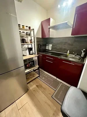 Cuisine; électroménager, parquet, lumière naturelle