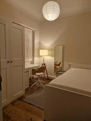 Schlafzimmer; holzboden, tageslicht, moderner stil