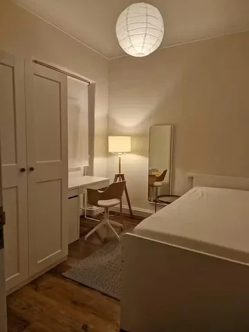 Spavaća soba; drveni pod, prirodno svjetlo, moderni stil