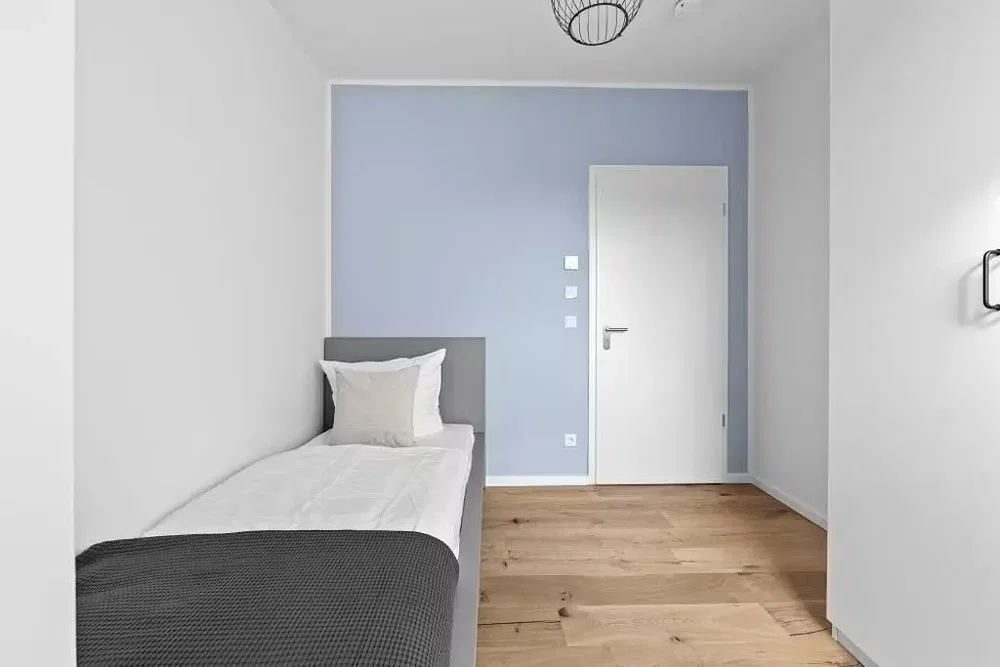 Schlafzimmer; holzboden, tageslicht