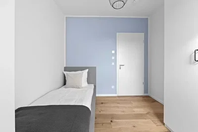 Schlafzimmer; holzboden, tageslicht