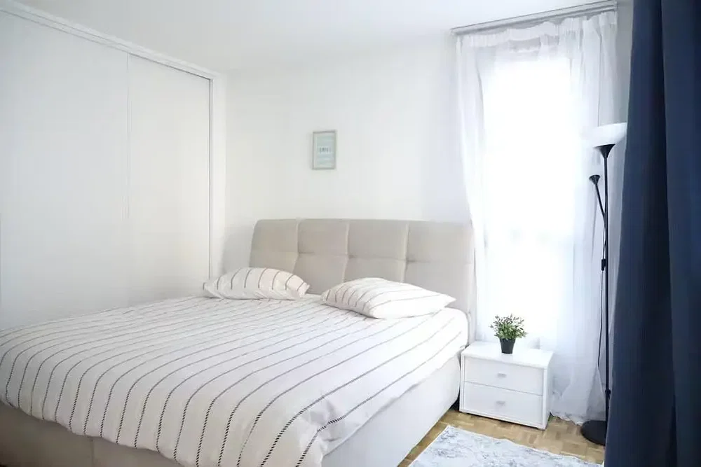 Spavaća soba; prirodno svjetlo, drveni pod