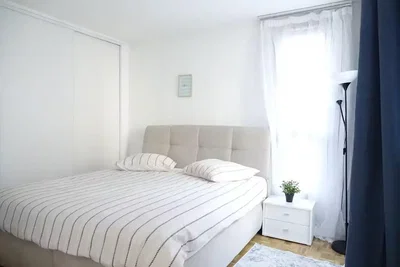 Spavaća soba; prirodno svjetlo, drveni pod