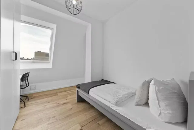 Schlafzimmer; holzboden, tageslicht
