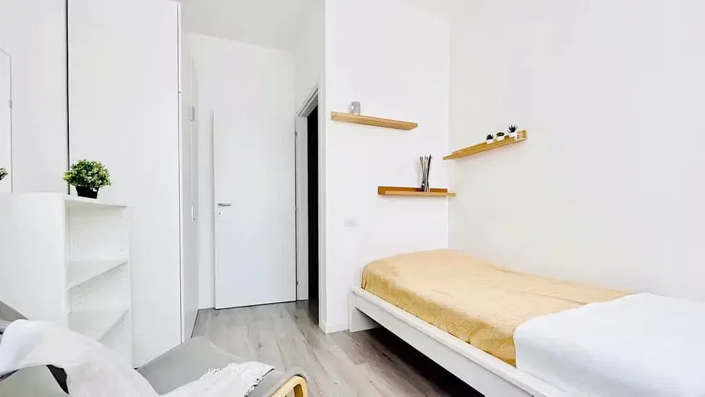 Schlafzimmer; holzboden, tageslicht