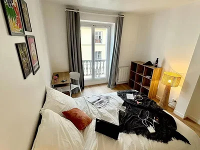 Dormitorio; luz natural, suelo de madera