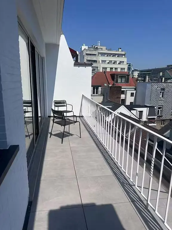 Balcone; vista, luce naturale, pavimento in piastrelle