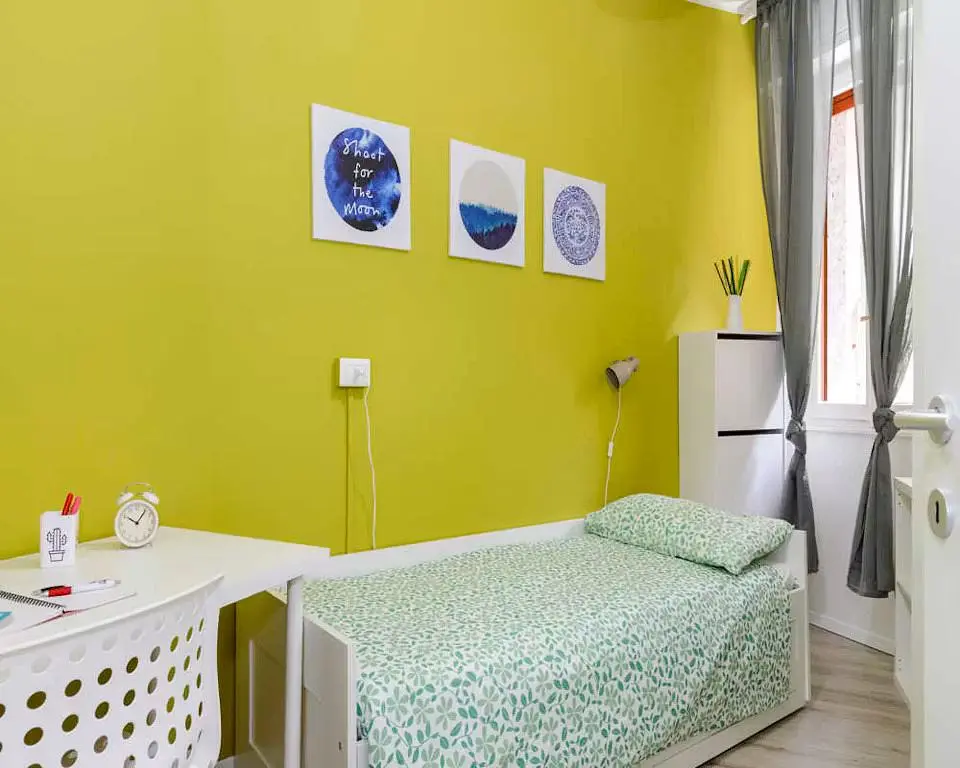 Chambre; lumière naturelle, parquet