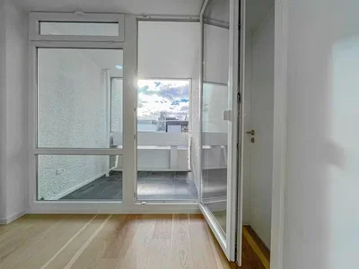 Μπαλκόνι; ξύλινο πάτωμα, φυσικό φως, θέα