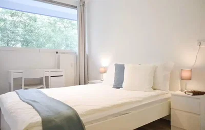 Chambre; lumière naturelle, parquet