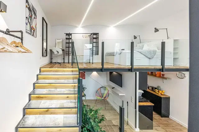 Ložnice; dřevěná podlaha, přirozené světlo, moderní styl