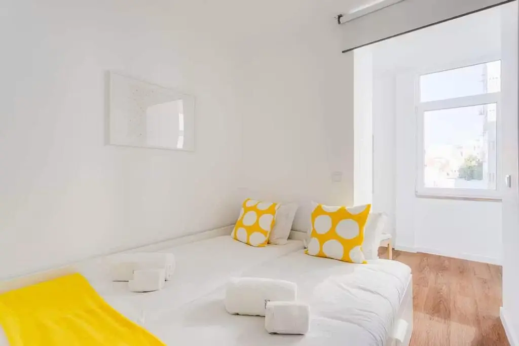 Schlafzimmer; holzboden, tageslicht