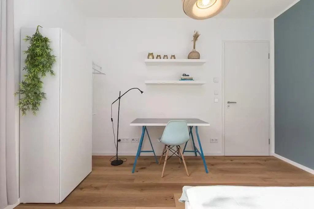 Bedroom; wood floor, natural light, modern style