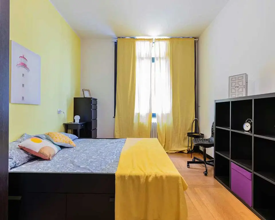 Schlafzimmer; tageslicht, holzboden