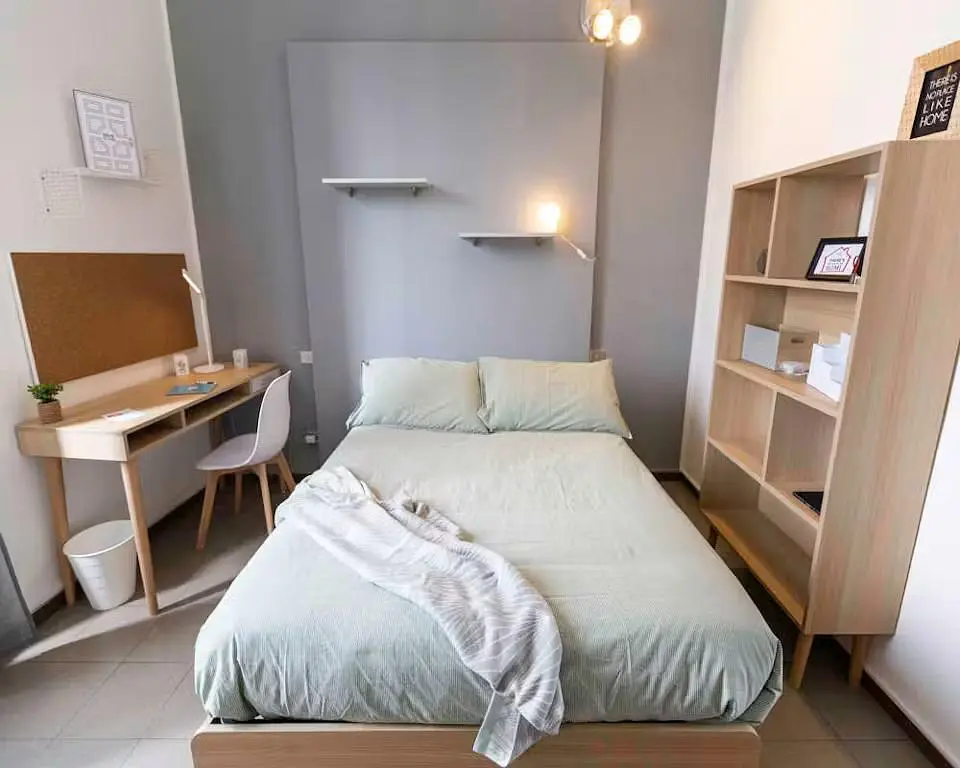 Ložnice; dřevěná podlaha, přirozené světlo, moderní styl