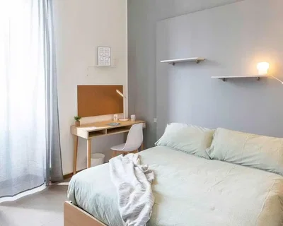 Ložnice; přirozené světlo, dřevěná podlaha