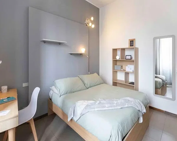 Ložnice; přirozené světlo, dřevěná podlaha