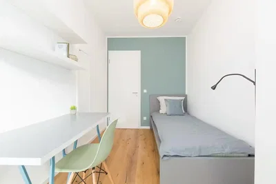 Schlafzimmer; holzboden, tageslicht