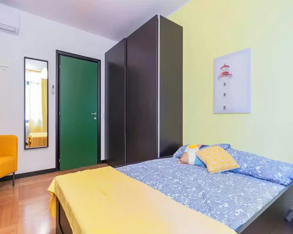 Schlafzimmer; holzboden, tageslicht