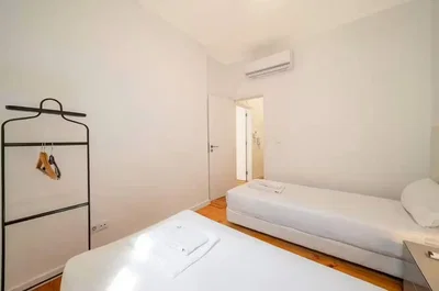 Camera da letto; luce naturale, pavimento in legno